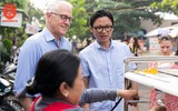 Thủ tướng Úc thưởng thức bánh mì vỉa hè Đà thành